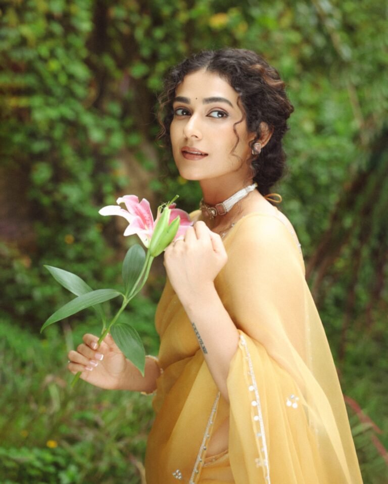 Akanksha singh cream saree1