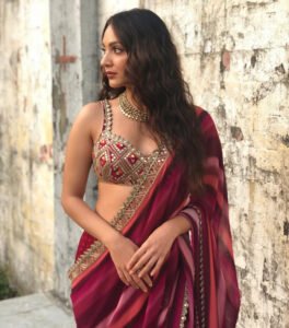 maroon-blouse-bra-saree_kiara-advani
