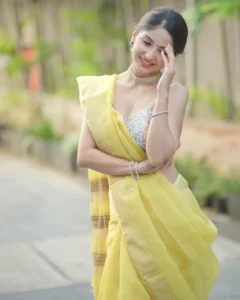 yellow-saree_kashmira pardeshi