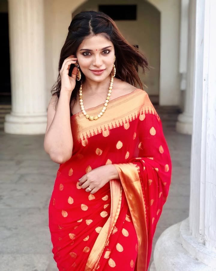 red-bridal-saree_aathmika